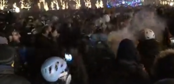 ÉLŐ – A rendőrség könnygázt vetett be Budapesten a dobálózó tüntetők ellen