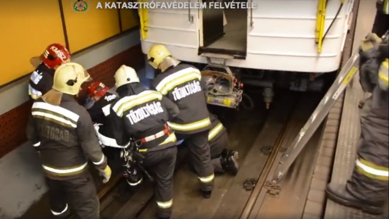Videón, ahogy a tűzoltók mentenek egy férfit a 3-as metró alól 