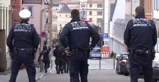 Rendőrökre és a biztonságiakra támadtak egy német befogadóállomáson