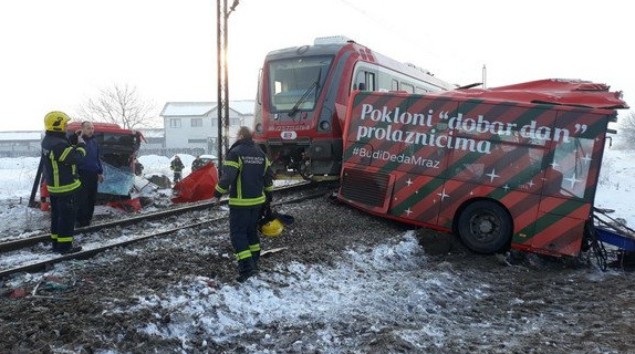 Gimnazistákat szállító buszt vágott ketté egy vonat Szerbiában, öt halott 