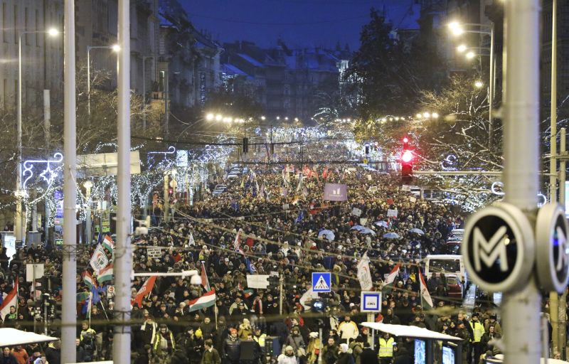 "Orbán, takarodj!" – több ezren tüntetnek Budapesten