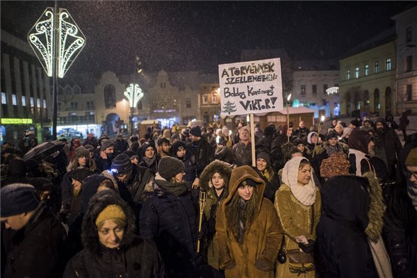 Több ellenzéki politikus is felszólalt a pénteki tüntetésen, Pécsen is az utcára vonultak