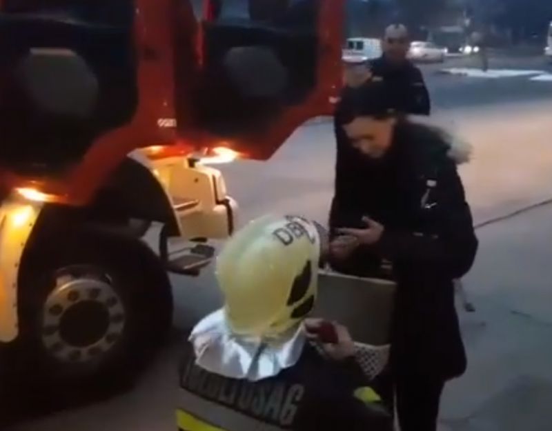 Rendhagyó lánykérés: társai előtt tette fel a nagy kérdést a hajdúsági tűzoltó – videó