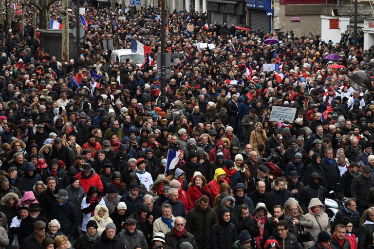 Több ezren tüntettek a sárgamellényesek erőszakos fellépése ellen Párizsban
