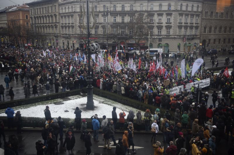 Videó: ezrek vonultak ki a Kossuth térre