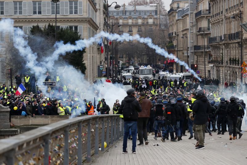 Ismét Könnygázzal oszlatták Párizsban 
