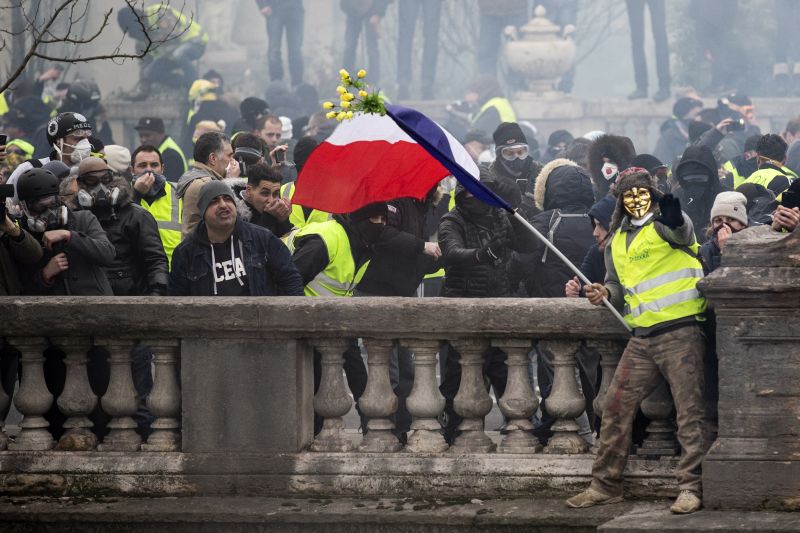 Ismét Könnygázzal oszlatták Párizsban 