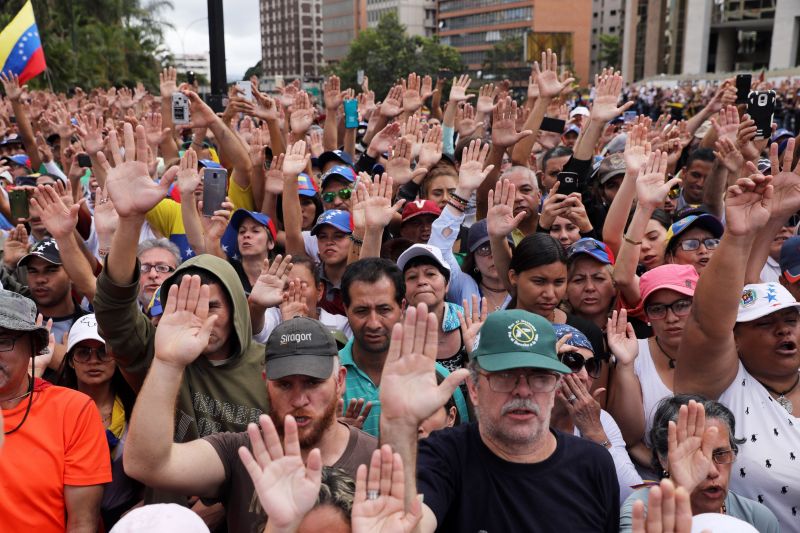 Venezuelai válság: amerikai katonai beavatkozás lehetőségét firtatja a sajtó Bolton jegyzetei nyomán