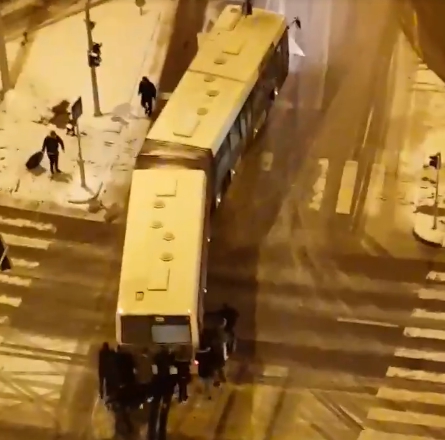 Be kellett tolni egy csuklós buszt Szegeden a jeges út miatt – videó