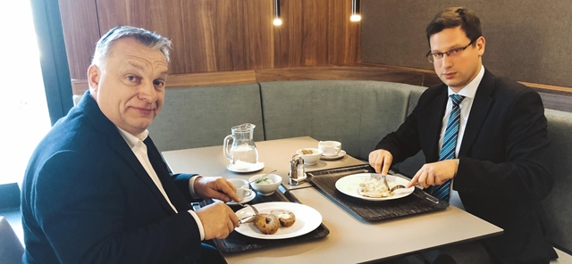 "Jár-e a Gundel-menü mindenkinek?" – ez történt, miután a DK két politikusa ételhordókkal csöngetett be a Miniszterelnökségre, hogy ebédet kérjen – videó