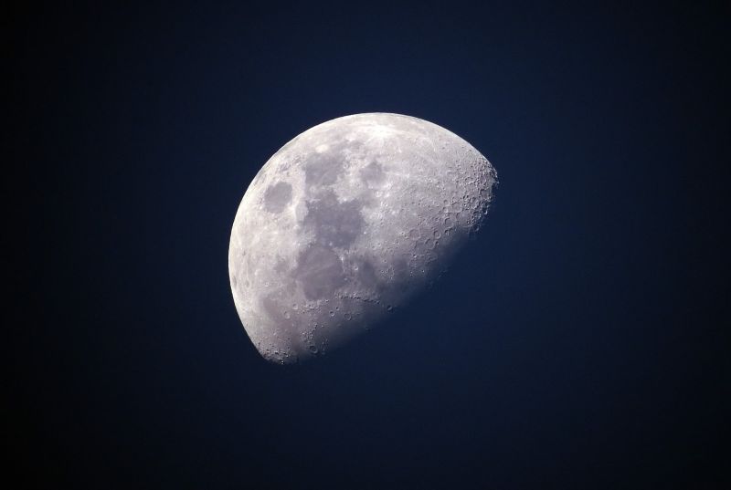 Elképesztő tit­o­k derüt ki egy, a Hol­dról hozott mintáról