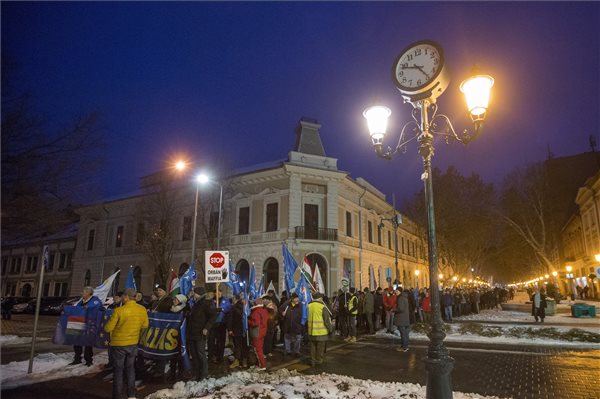A kormány és a túlóratörvény ellen tüntettek Békéscsabán