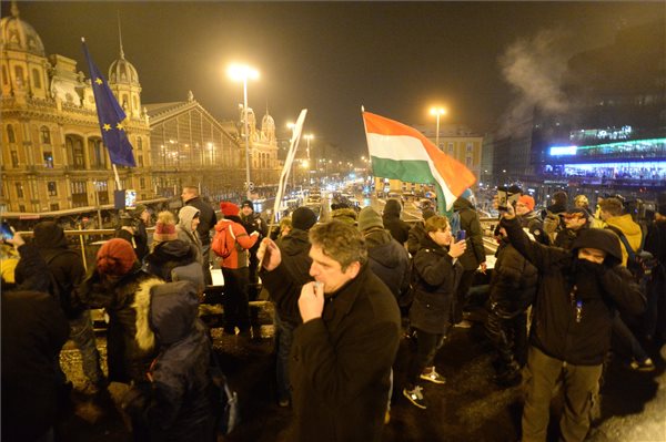 „Polt helyett Interpolt” – A Legfőbb Ügyészség tevékenysége ellen tüntettek Budapesten