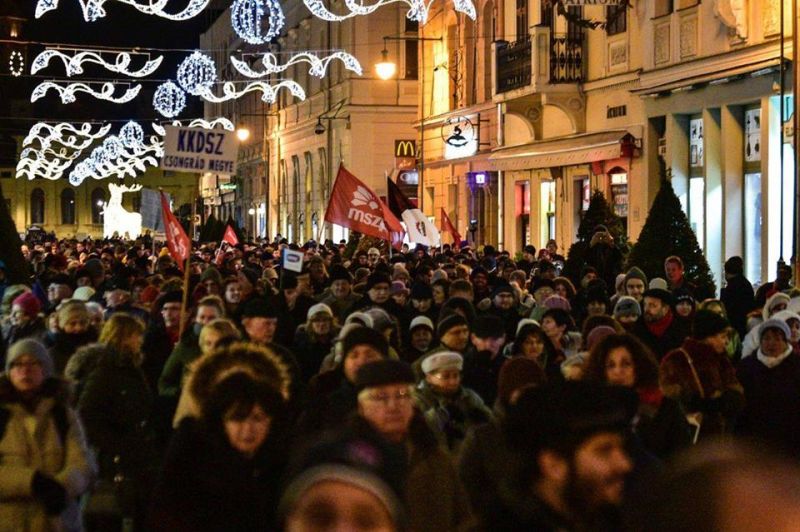 Pécsen és Szombathelyen is tüntettek a "rabszolgatörvény" ellen