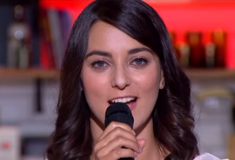Műtéten esett a magyar énekesnő, hálás az orvosának