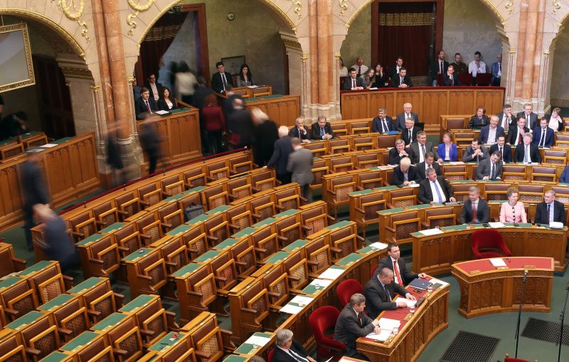 Kivonult az ellenzék a Parlament üléséről