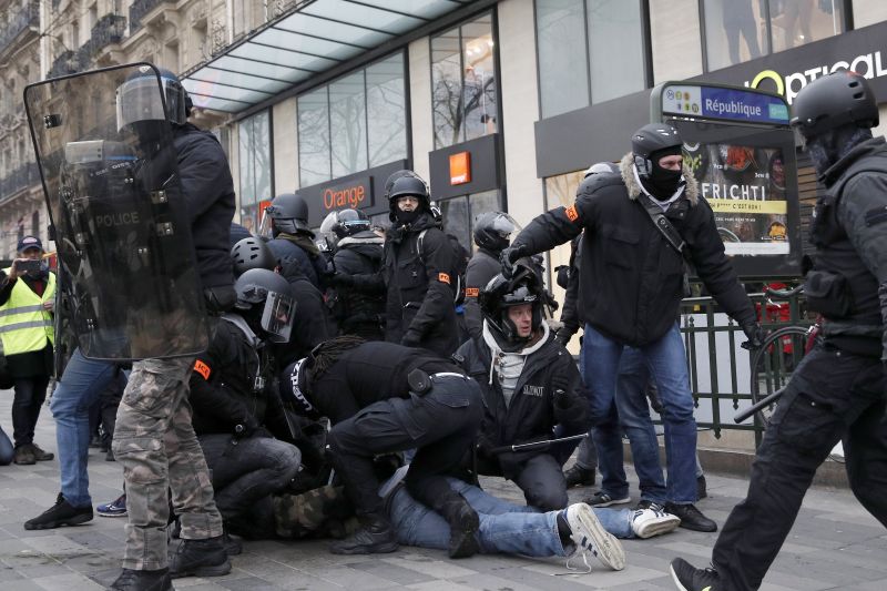 9200 gumilövedéket lőttek ki a francia tüntetőkre
