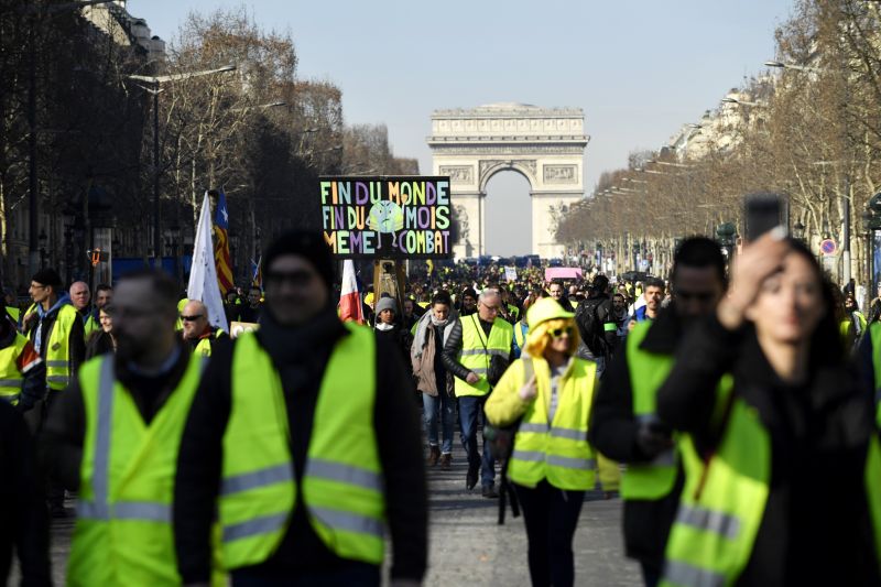 Harmadik hónapja tüntetnek a sárgamellényesek Franciaországban