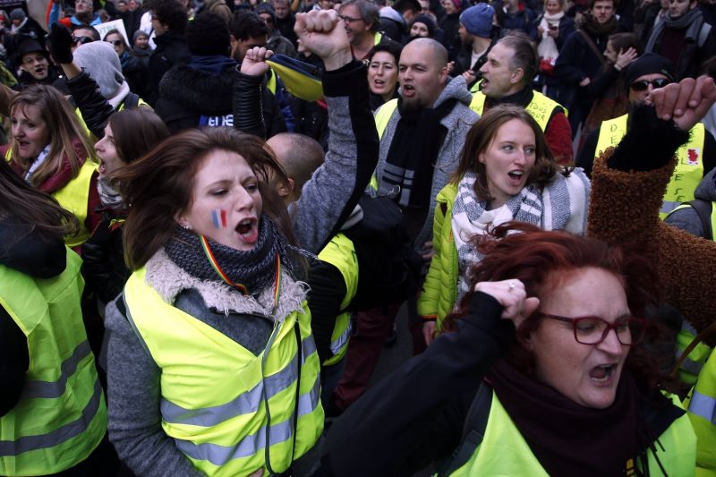 Folyamatosan tüntetnek a francia sárgamellényesek