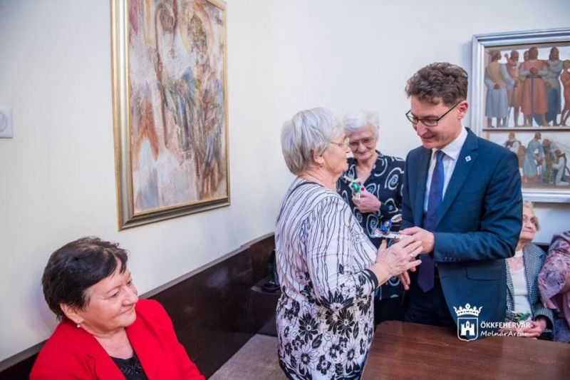 Elképesztő összeggel lepi meg a helyi időseket Székesfehérvár polgármestere