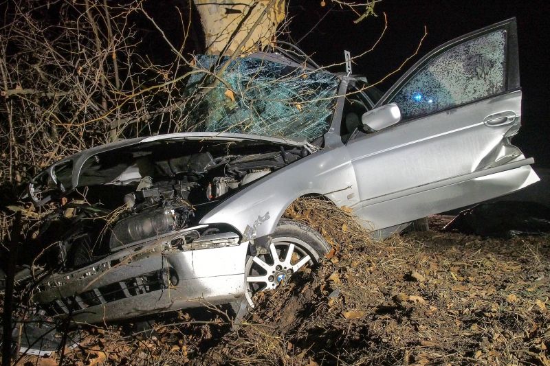 Itt vannak a képek az izsáki horrorbalesetről: szinte teljesen szétroncsolódott az ezüstmetál autó