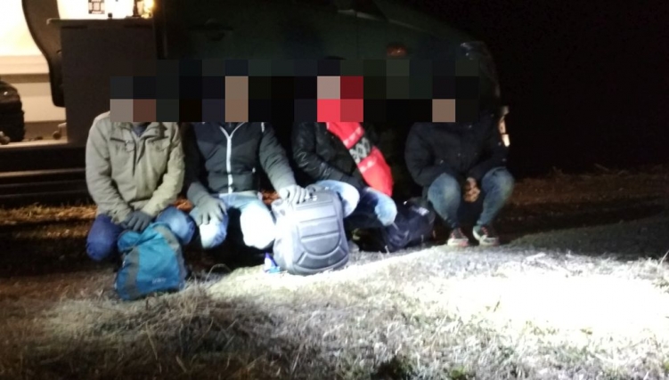 Négy menekültet kaptak el a magyar rendőrök