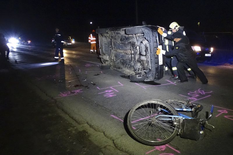 Belehalt a sérüléseibe az autó alá szorult kerékpáros – itt a fotó a nagykőrösi balesetről