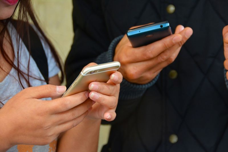 SMS-nyak: a mobil bámulása tömeges gerincbántalmakat okoz