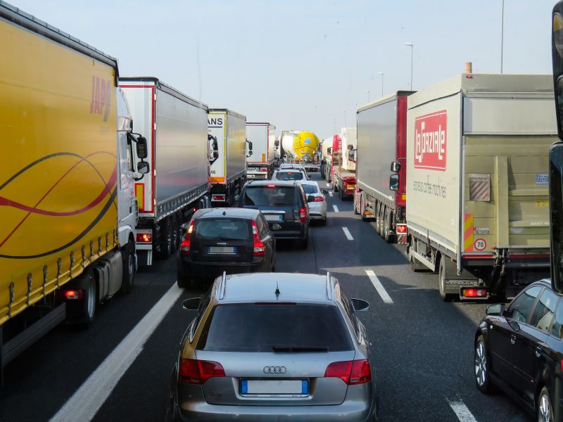 Útinform: Budapestre befele erős a forgalom, az M1-es sztrádán baleset történt