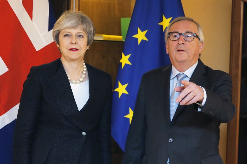 Brexit: fontos megállapodást kötött Juncker és May