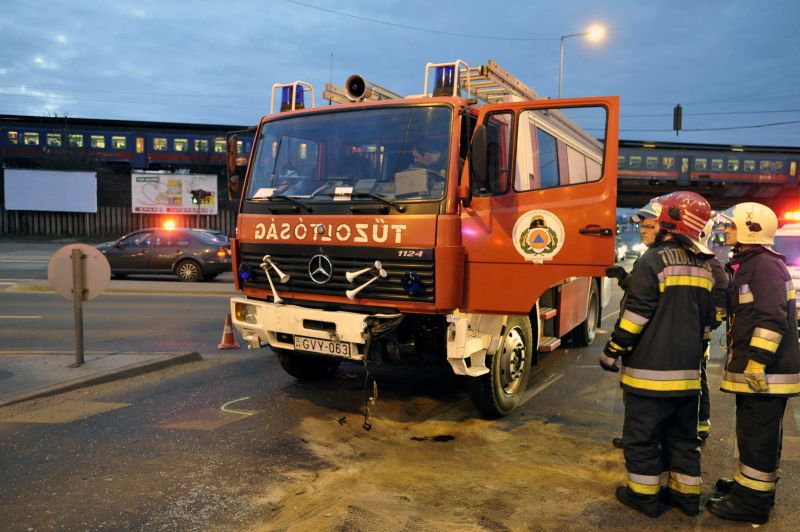 Tűzoltóautó karambolozott Budapesten – fotók