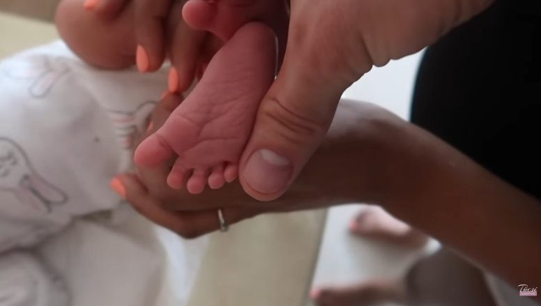 Megszületett Tücsiék babája, szép videóval jelentkeztek be a kórházból