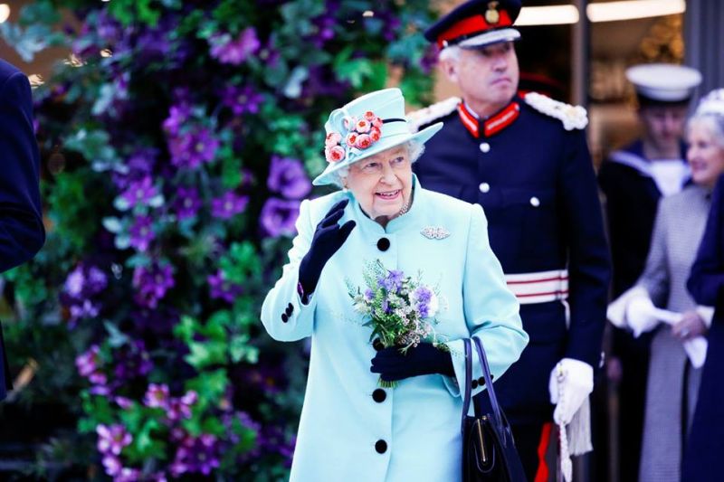 A 93 éves brit királynő is visszaadja a jogsiját