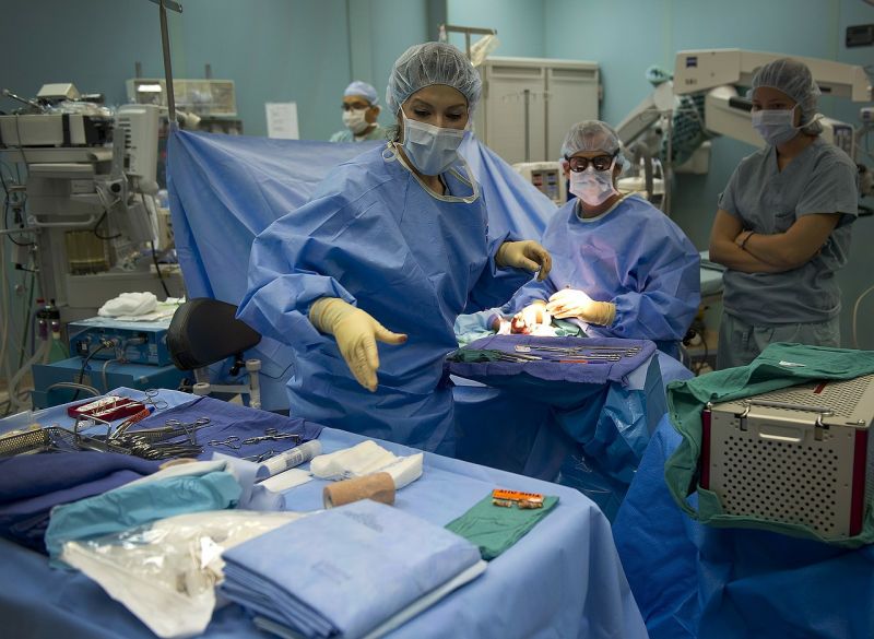 Két műtőssegéd hiánya miatt maradtak el az érsebészeti műtétek