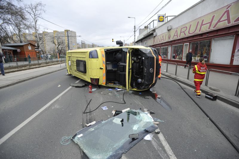 Durva: felborult és teljesen összetört egy mentőautó Budapesten, többen megsérültek