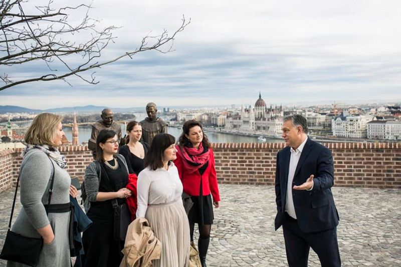 Orbán nőnapi ajándéka: olyan kérdésekre válaszolt, amelyeket a kormánymédia sosem merne neki feltenni