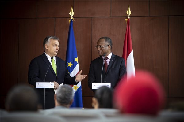 "Európában ez be van tiltva" – afrikai vendéglátóját dicsérte Orbán Viktor