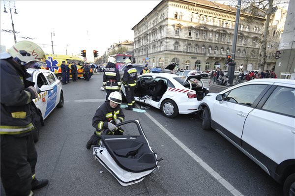 Rendőrautó és két másik autó karambolozott Budapesten