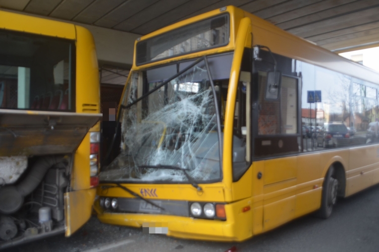 Volánbusz ütközött Volánbusszal Győrben, egy álló utas és a sofőr megsérült
