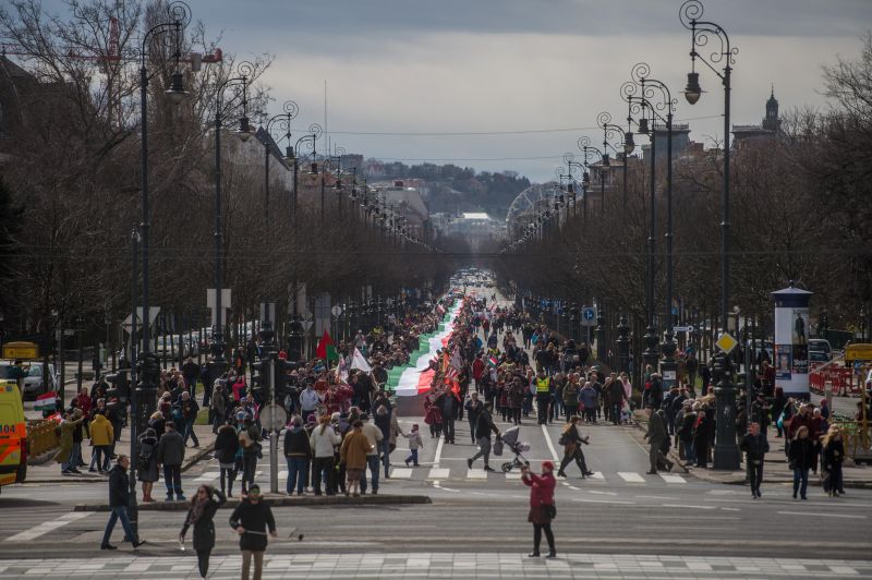 Így néz ki az 1848 méter hosszú magyar zászló az Andrássy úton