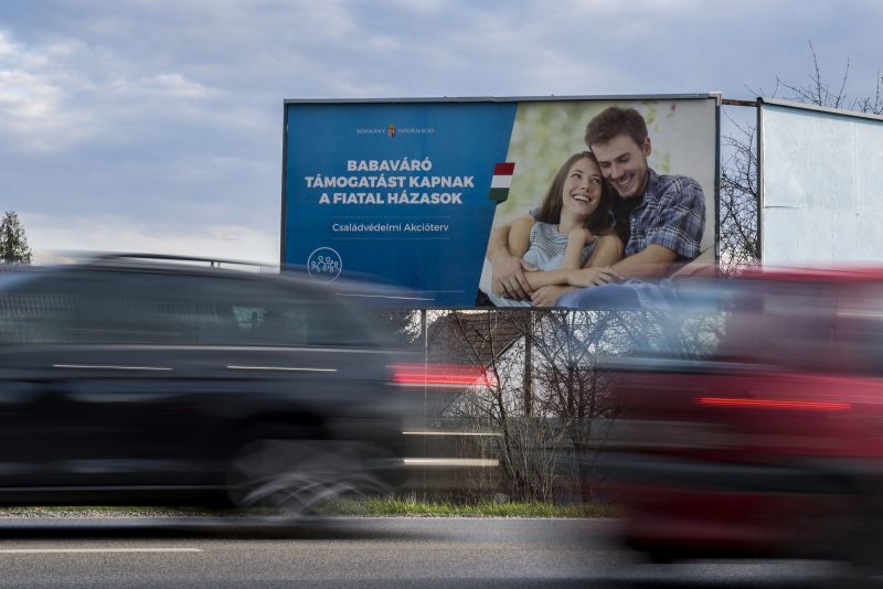 Dübörög a propaganda: naponta 100 millió adóforintot költ a kormány plakátkampányra