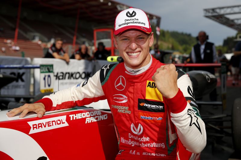 Újra Schumacher vezet egy Forma 1-es Ferrarit