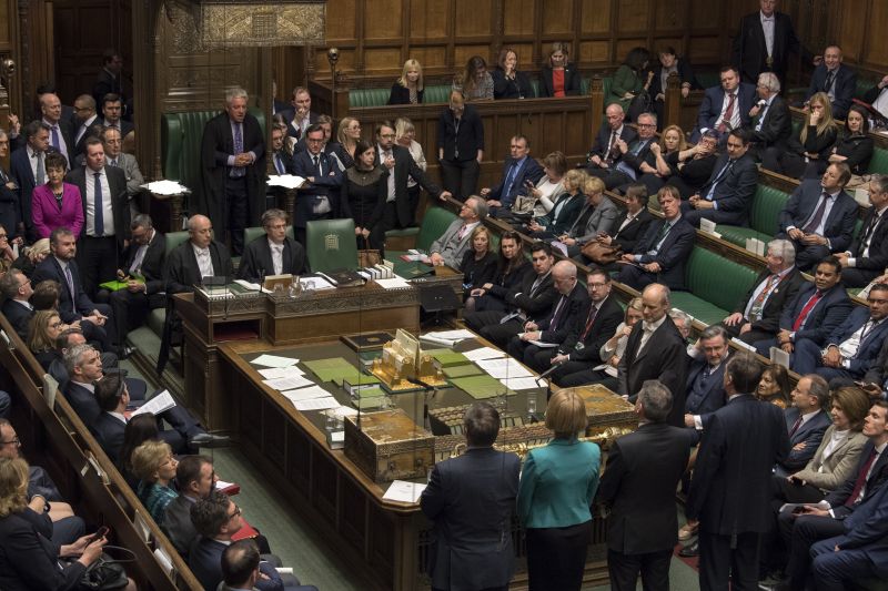 Önmaga paródája a brit parlament – röhejes okból kellett félbeszakítani az ülést
