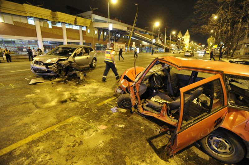 Csúnyán törtek az autók kedd este Angyalföldön – fotók