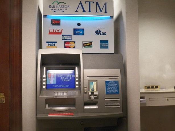 Így kell ezt! Markolóval lopták a bankautomatát – videó