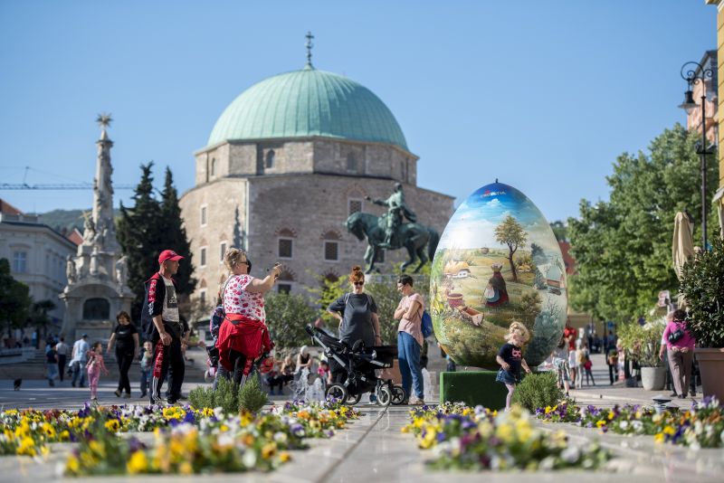Kétméteres húsvéti tojás tűnt fel Pécs főterén – fotók