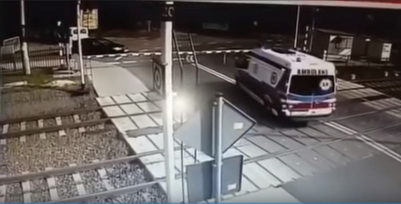 Horrorbaleset Lengyelországban: mentőt sodort el a vonat