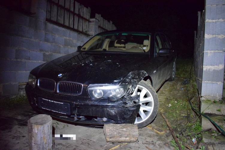 Egy részeg ripittyára törte ezt a BMW-t – fotó