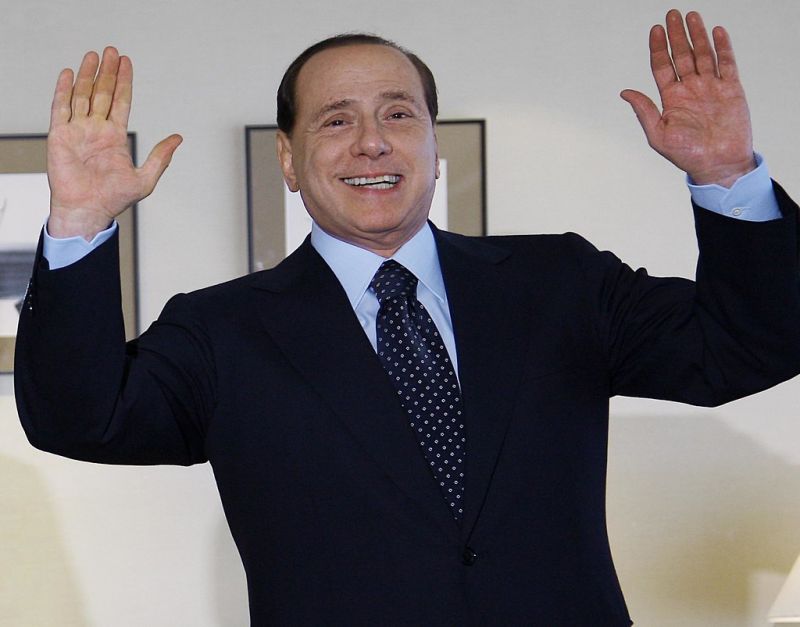 Orbánt régi barátja, Berlusconi győzködi, hogy maradjon a Néppártban