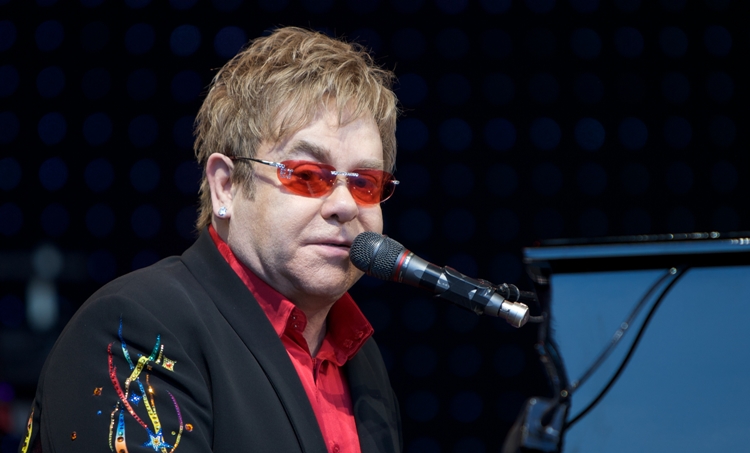 Az orosz cenzúra lecsapott Elton John szexjeleneteire